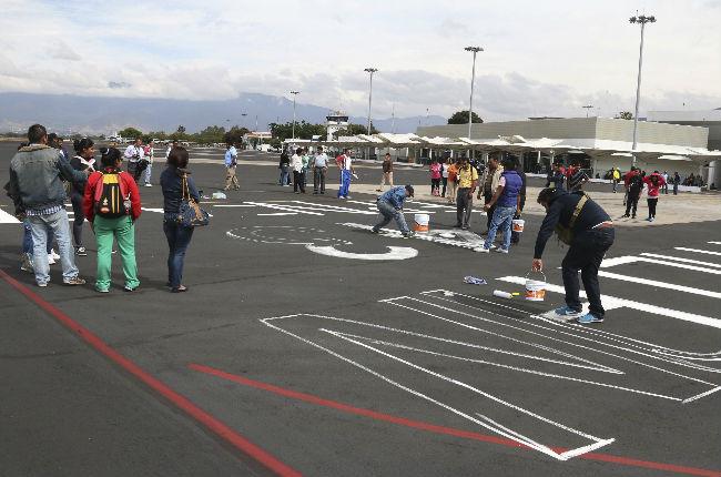 Maestros de la CNTE bloquean carreteras y aeropuerto de Oaxaca; cancelan vuelos