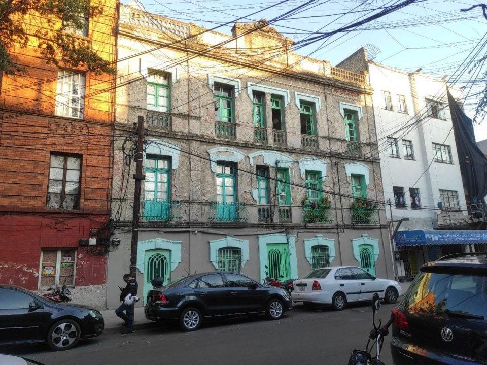 Vecinos denuncian llegada de Airbnb a vivienda de interés social