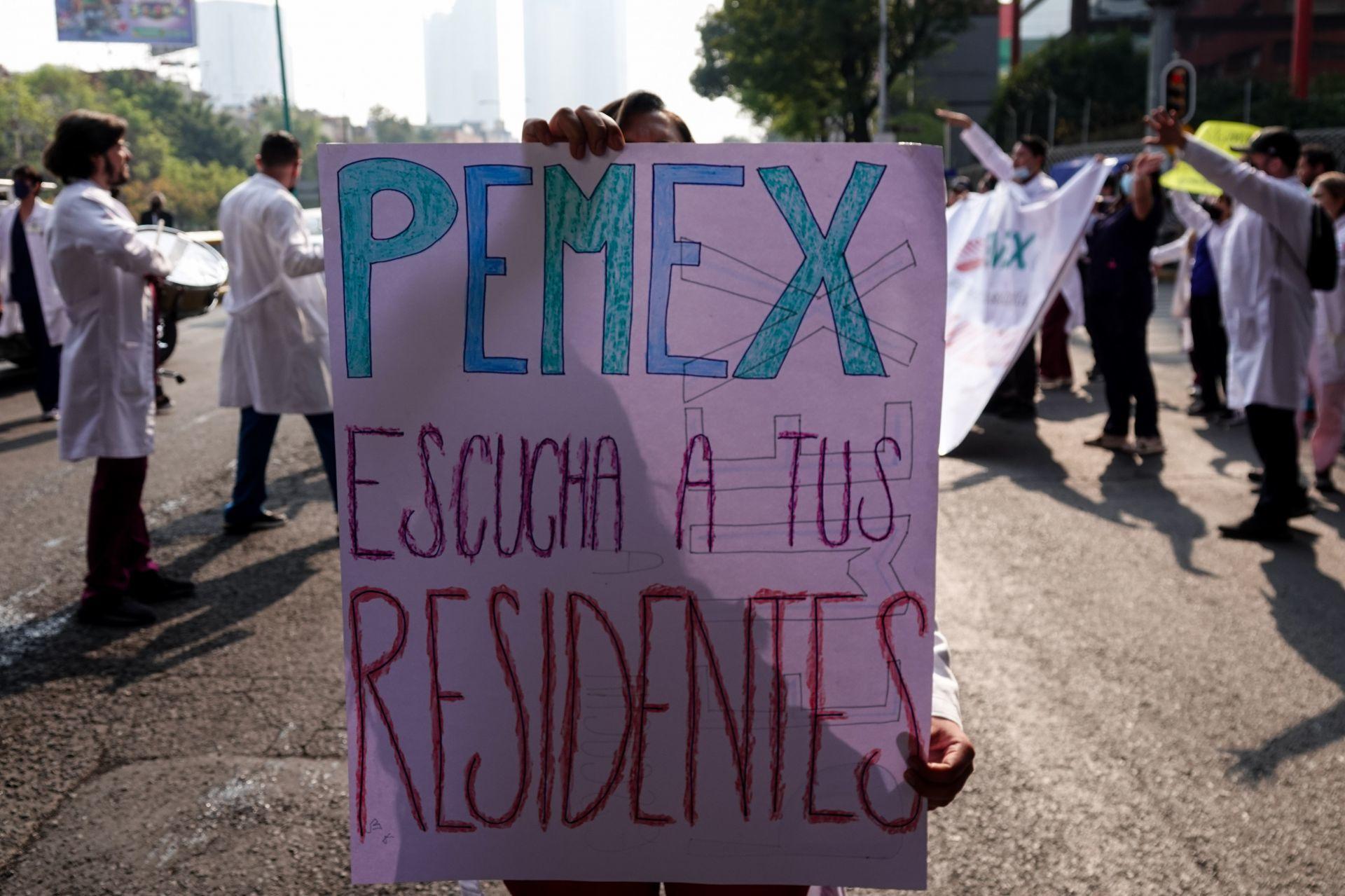 Sin justificación, cesan a 34 médicos residentes de Pemex que participaron en paro para exigir aguinaldo