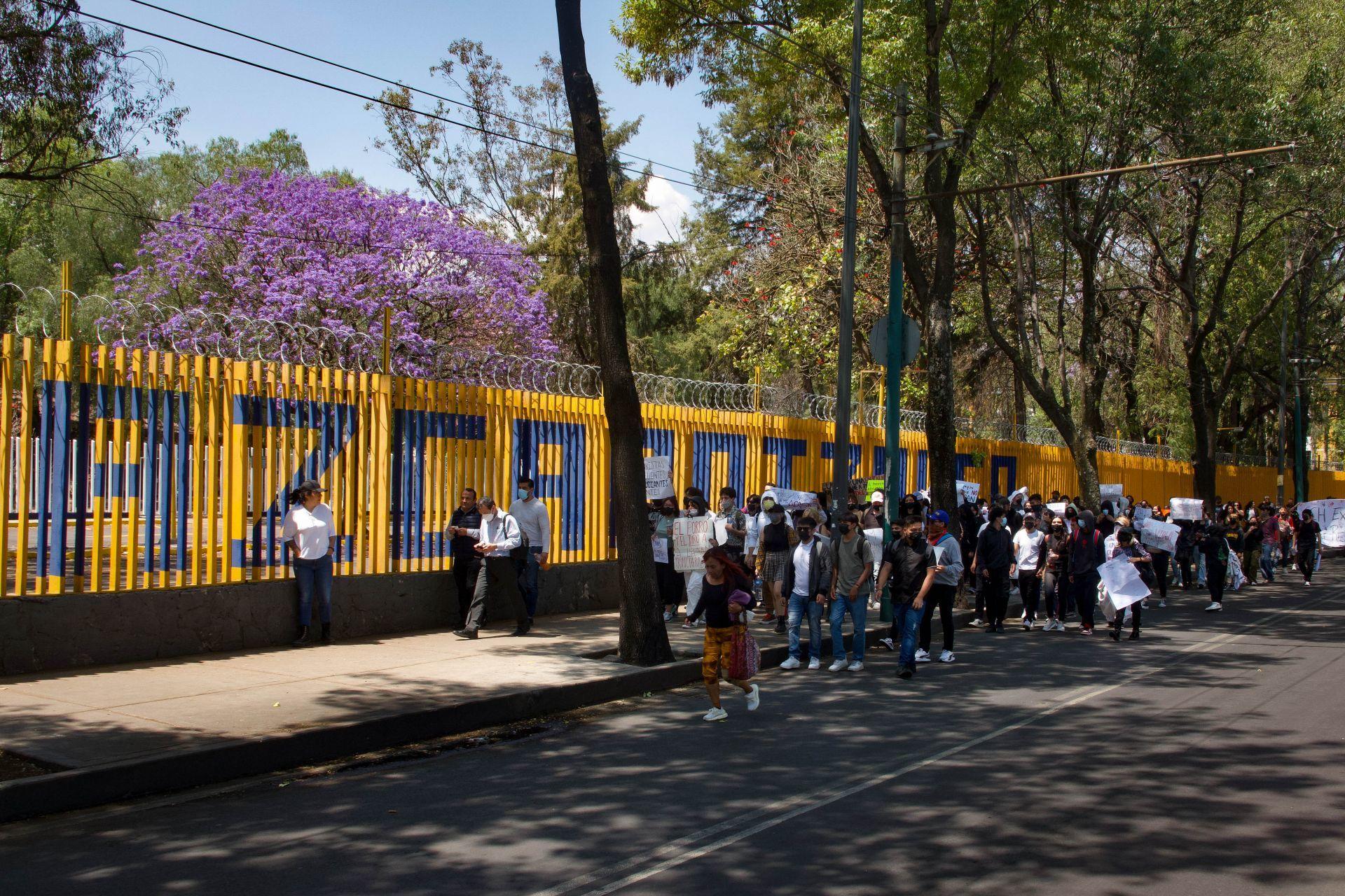 Estudiantes de CCH Azcapotzalco cierran plantel por caso de abuso sexual