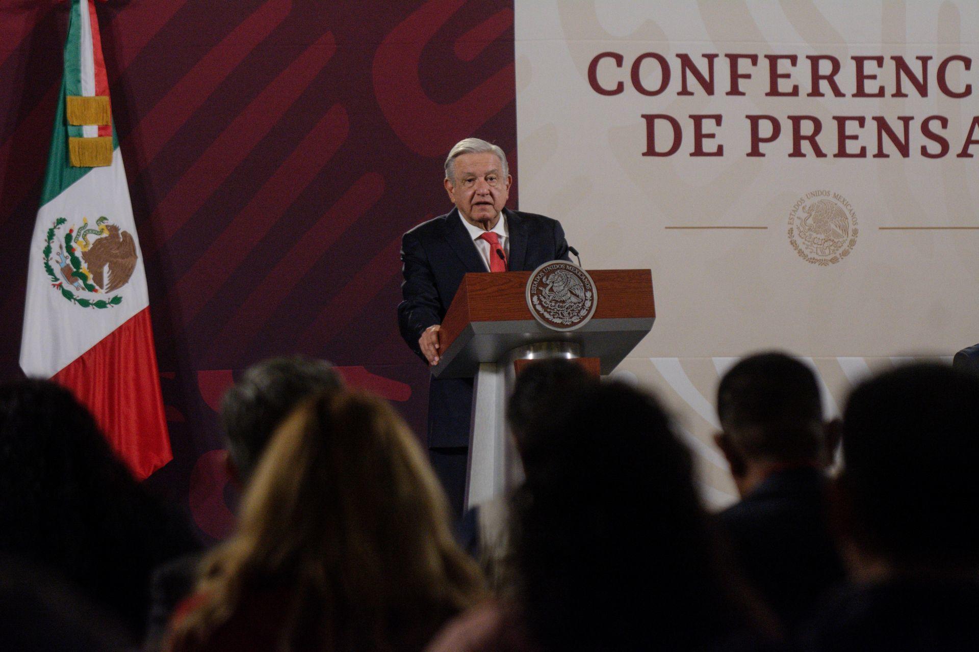 AMLO dice que El Salvador tiene razón en pedir renuncias, pero evita hablar del titular de Migración