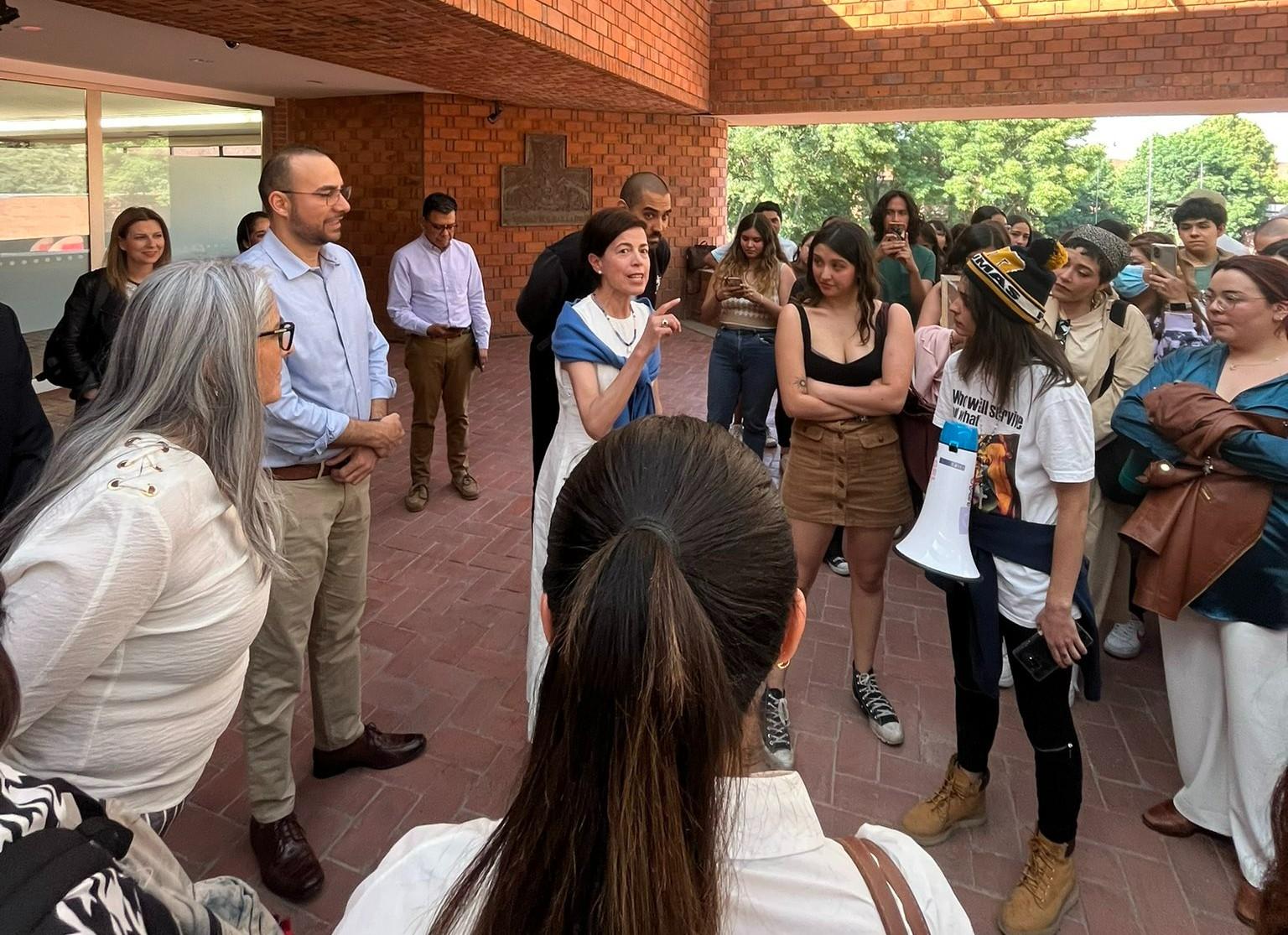 Alumnos de la Universidad Iberoamericana protestan por reducción de becas; exigen transparencia 
