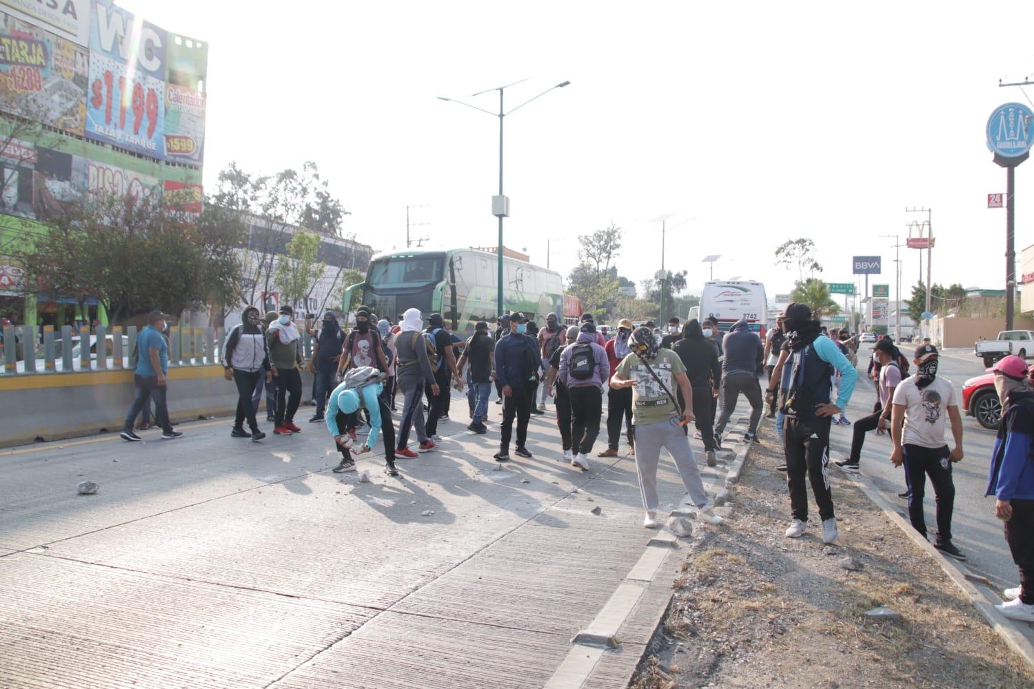 Tras protesta, se enfrentan normalistas de Ayotzinapa y policías en la Autopista del Sol