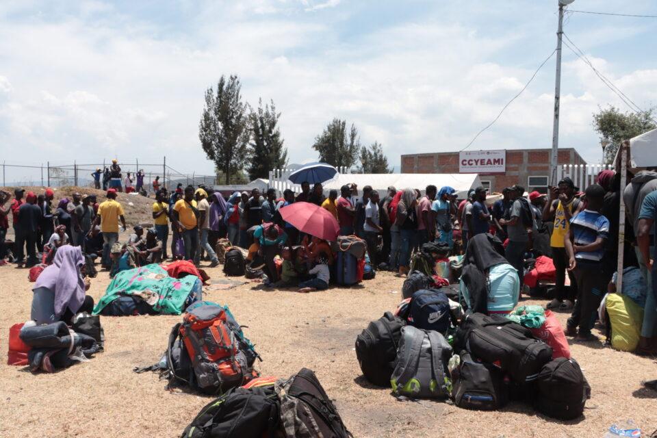 Autoridades retiran a migrantes del albergue de Tláhuac; organizaciones denuncian “cierre repentino” y exigen que se les proteja