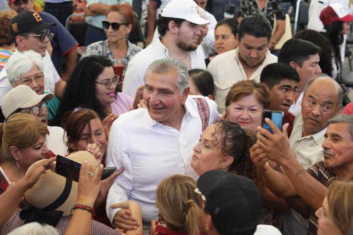 Adán Augusto López busca ser el candidato de Morena con actos masivos y espectaculares que desconoce