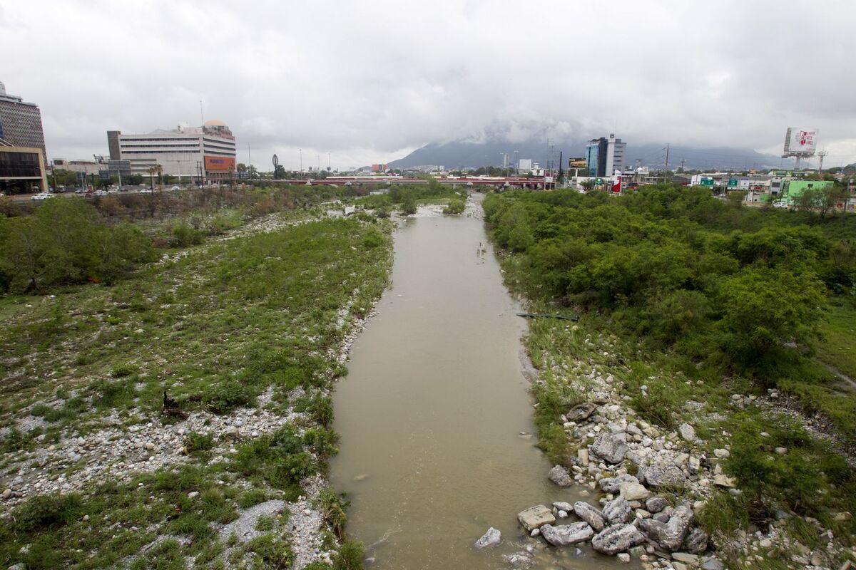 Samuel García ordena frenar el desmonte del río Santa Catarina tras críticas por daño ambiental