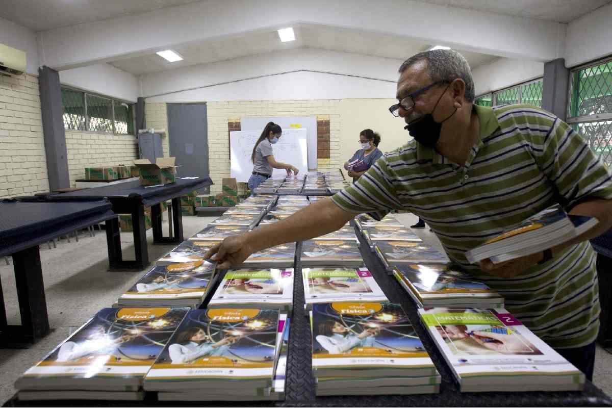 Asociación De Padres Y Académicos Lanzan Campañas Contra Nuevos Libros