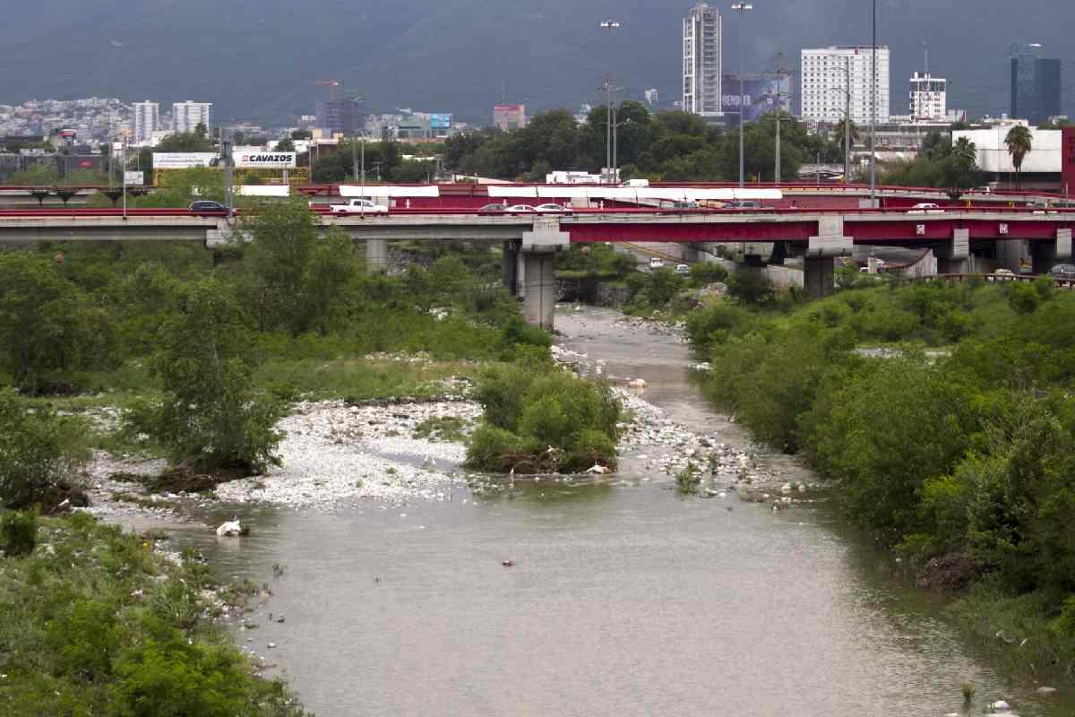Colectivo obtiene amparo provisional para frenar el desmonte del río Santa Catarina en Nuevo León