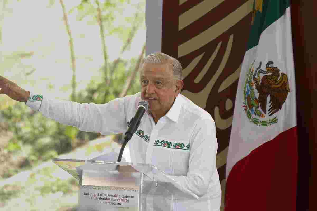 AMLO afirma que corruptos no regresan ni disfrazándose, tras entrega de constancia a Xóchitl Gálvez