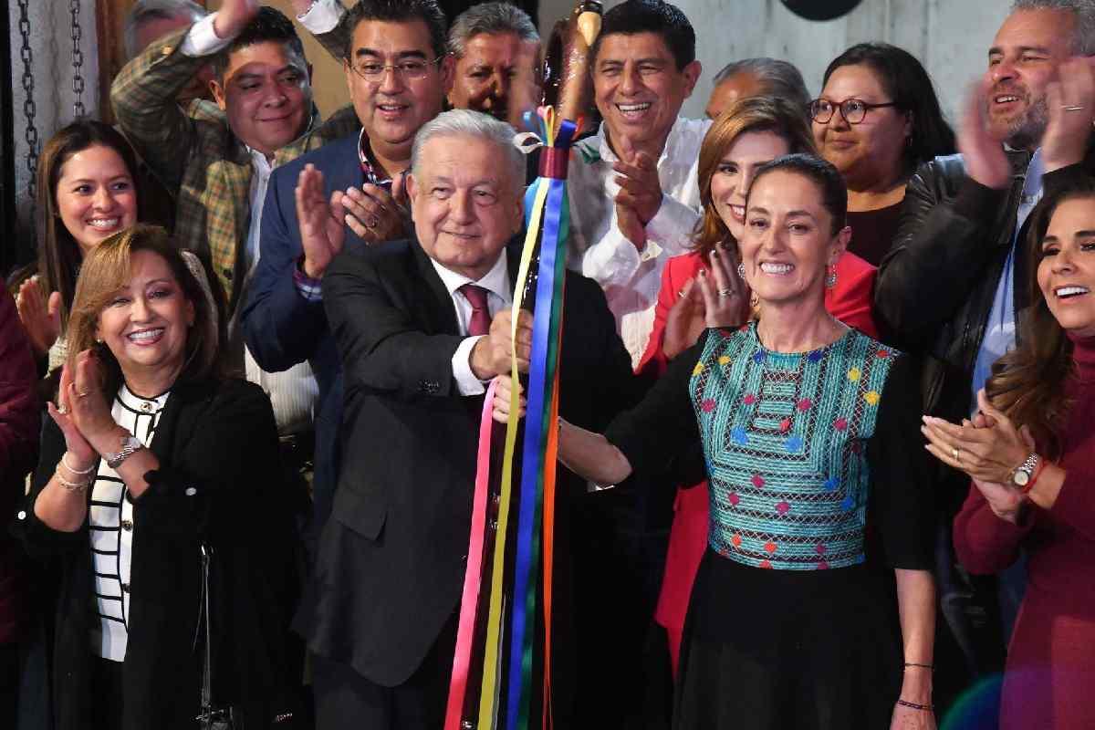 INE ordena a AMLO bajar publicaciones sobre la entrega del “bastón de mando” a Sheinbaum