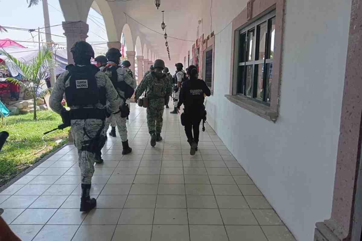 Lanzan explosivos durante evento donde estaba hermano de Hipólito Mora en La Ruana, Michoacán