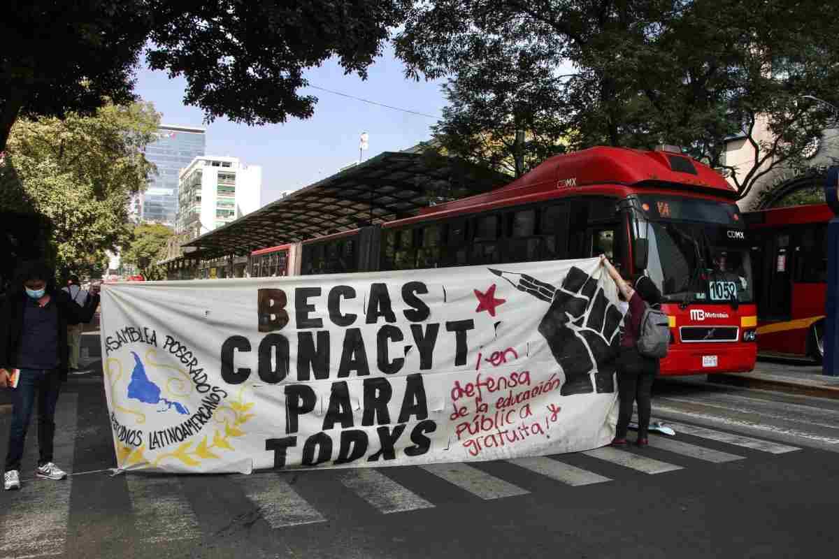 Estudiantes protestan frente a Conahcyt para exigir restitución de apoyos en posgrado