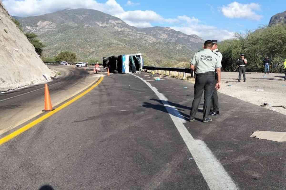 Camión con 55 migrantes venezolanos se vuelca en autopista Oaxaca-Cuacnopalan; hay 16 muertos