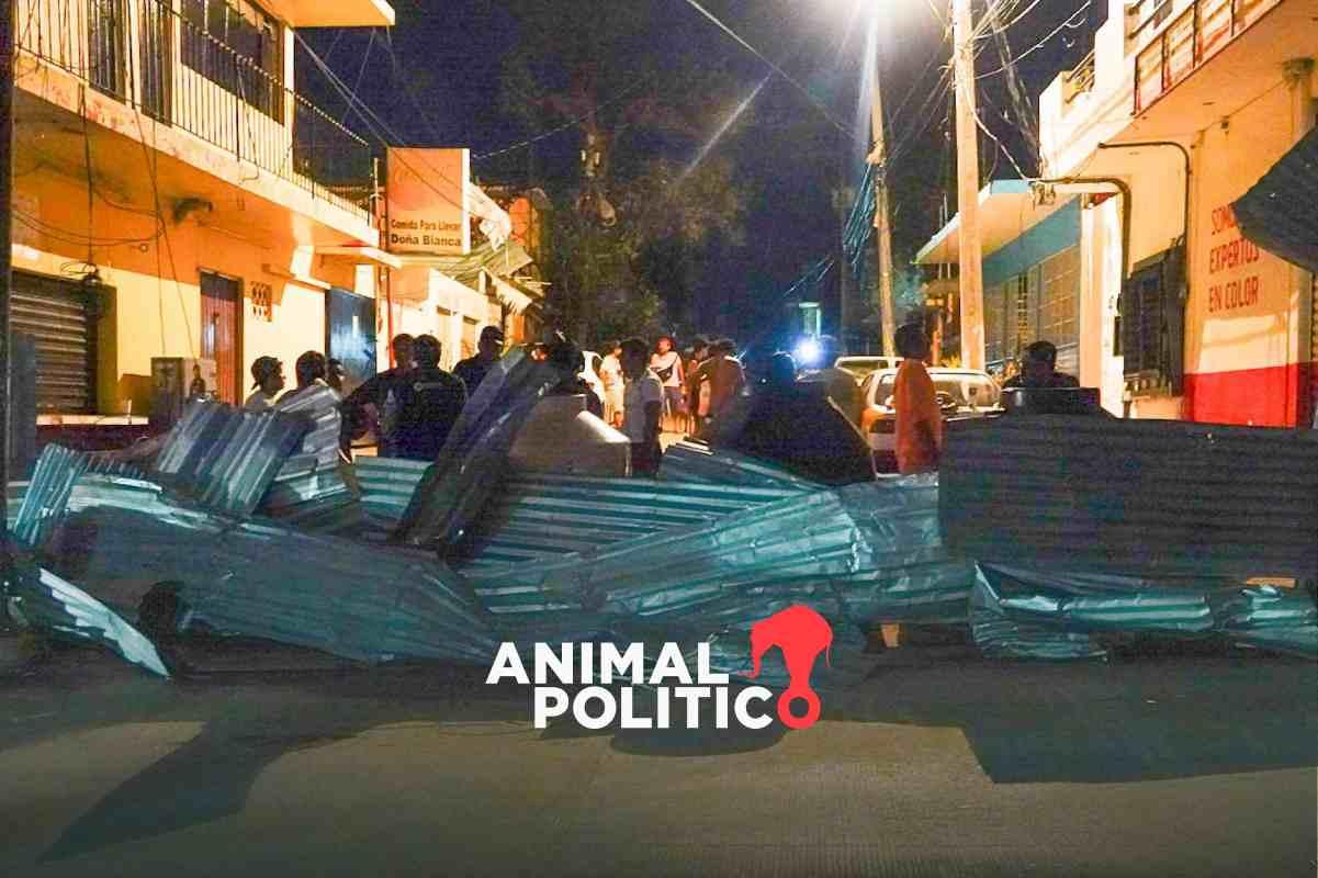 Acapulqueños defienden con barricadas y machetes lo que les queda tras el huracán Otis
