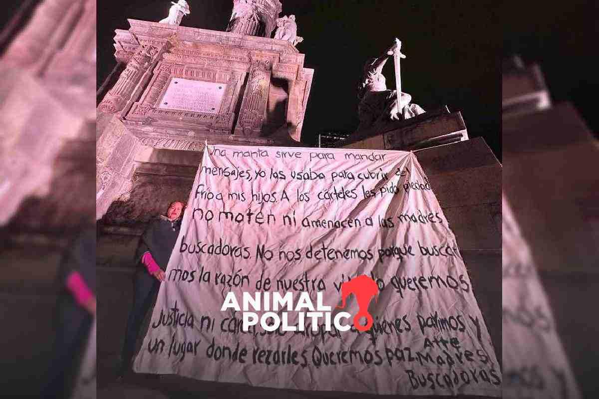 Madres buscadoras colocan manta en el Ángel con mensaje a grupos del crimen, "no nos maten"