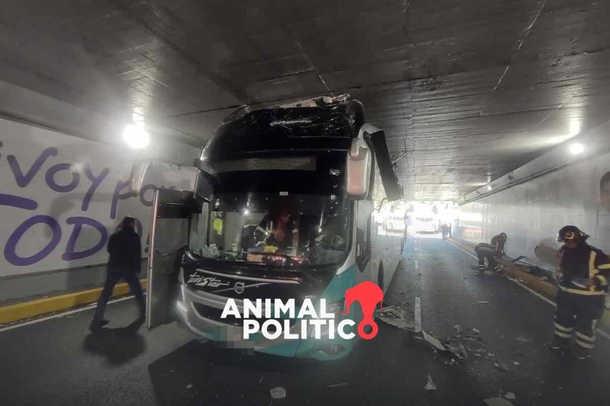 Autobús de pasajeros se queda atorado en Viaducto; hay 16 heridos