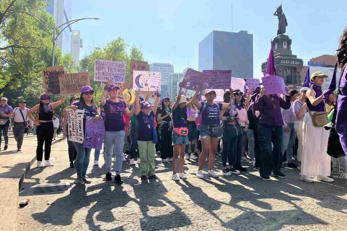 “Las niñas pueden cambiar el mundo”: Infancias y madres marchan en el Día Internacional de la Mujer