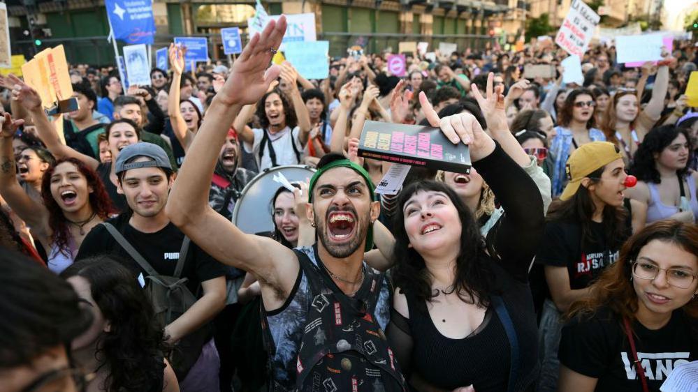 Las masivas protestas en Argentina contra los recortes a la educación superior del gobierno de Milei
