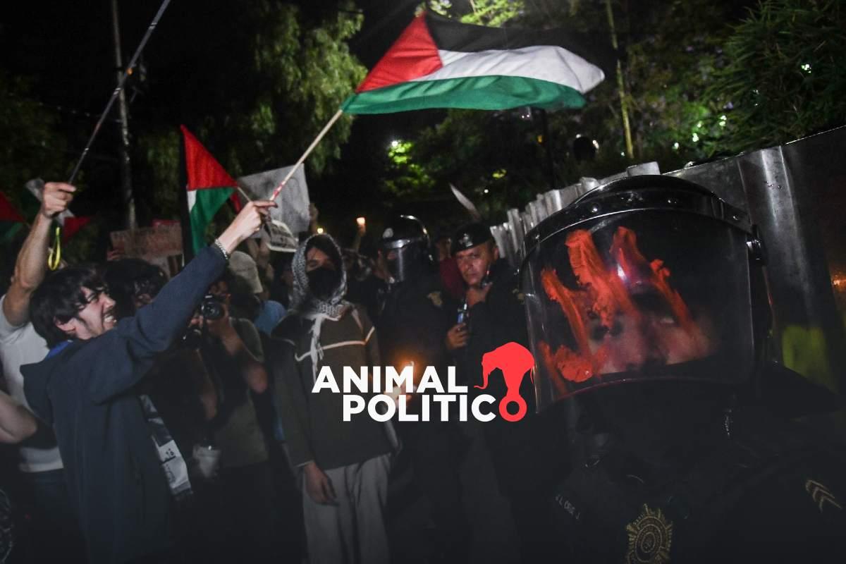 Manifestantes propalestina y policías de la CDMX se enfrentan en embajada de Israel; hay 6 heridos