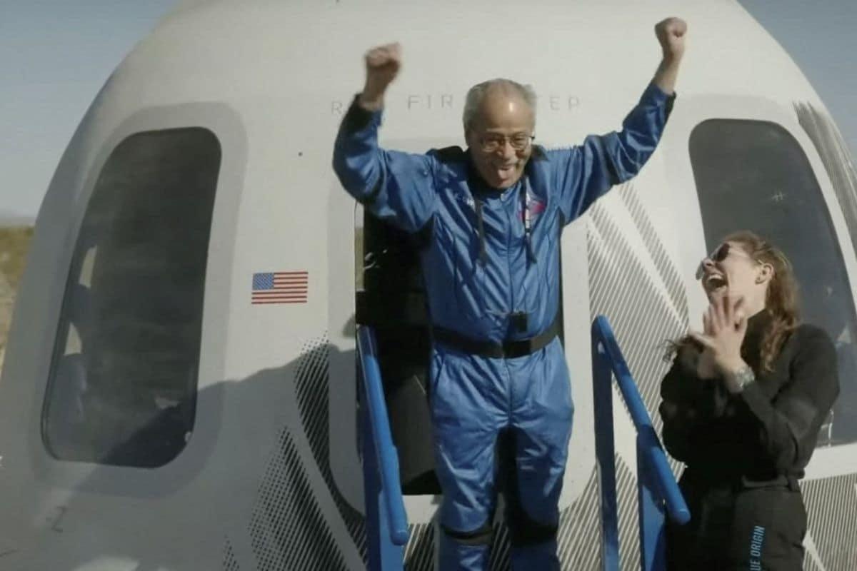 Blue Origin lleva turistas al espacio tras dos años de pausa
