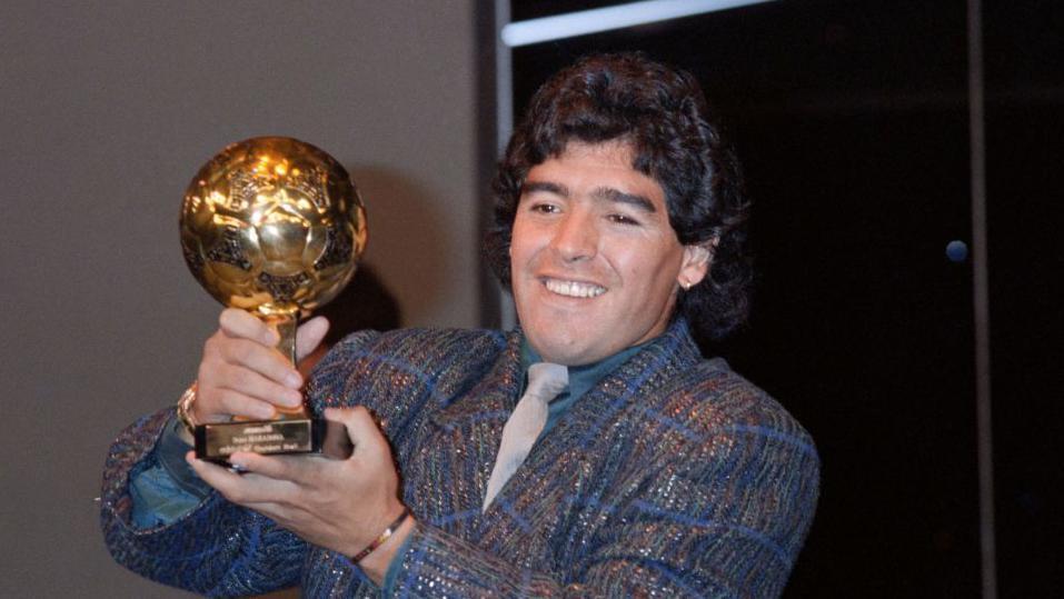 La batalla judicial por el Balón de Oro de Maradona que iba a ser subastado