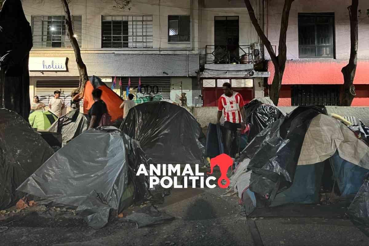 Migración y Guardia Nacional desalojan campamento de migrantes en la plaza Giordano Bruno en la CDMX