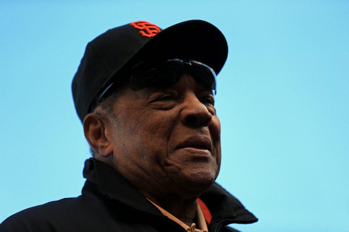 Murió Willie Mays, el legendario beisbolista que ayudó a romper las barreras raciales en la MLB