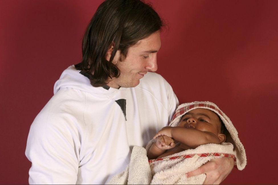 La historia de las fotos de Messi y Lamine Yamal bebé que se han vuelto virales