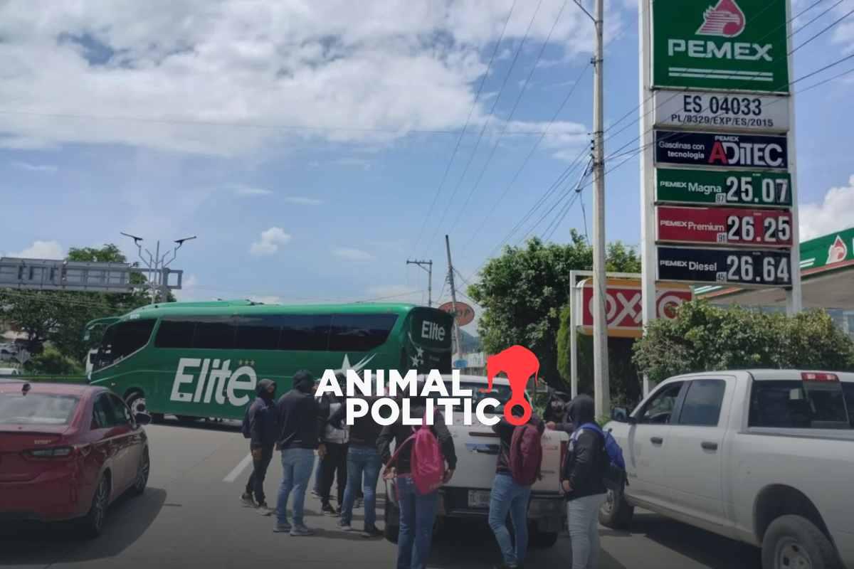 Normalistas de Ayotzinapa bloquean la autopista del Sol en Chilpancingo, Guerrero; exigen solución a su pliego petitorio