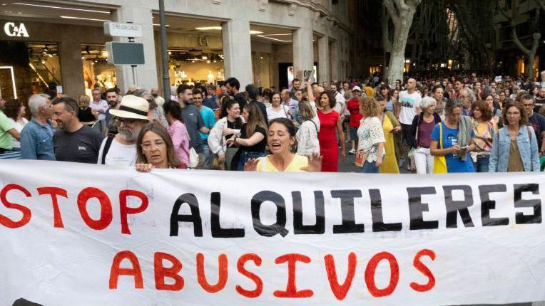 “Plataformas como Airbnb o Booking aumentan la crisis de vivienda, pero las razones que la provocan son otras”: relator de la ONU