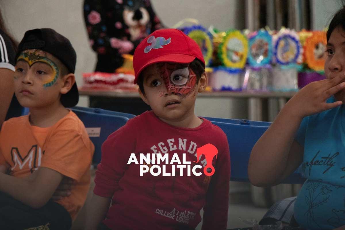 En medio de la tragedia, llevan risas a niñas y niños afectados por la inundación en Chalco