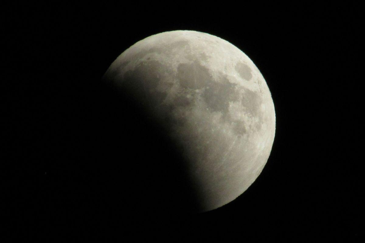 Cuándo y a qué hora ver el eclipse lunar parcial en México