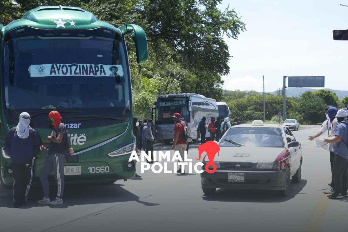 Estudiantes de Ayotzinapa bloquean autopista del Sol; exigen justicia por caso de los 43 normalistas