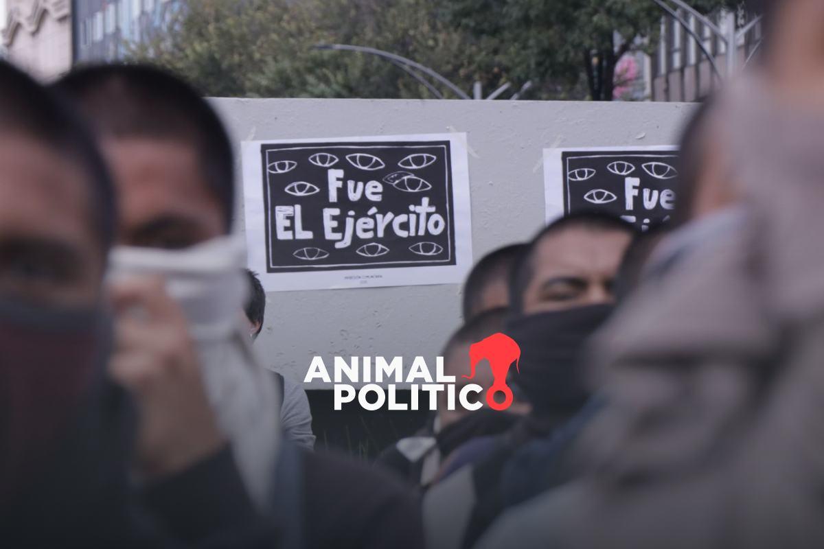 Padres de los 43 estudiantes de Ayotzinapa protestan en Bucareli: “sabemos que fue el Ejército quien los detuvo”, dicen