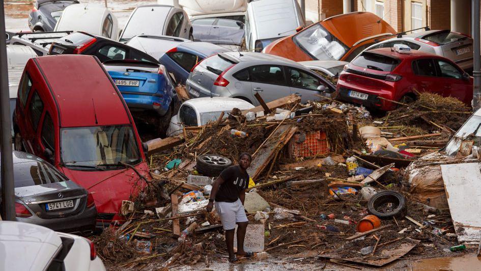 Las imágenes de las graves inundaciones en España que dejaron al menos 70 muertos y decenas de desaparecidos