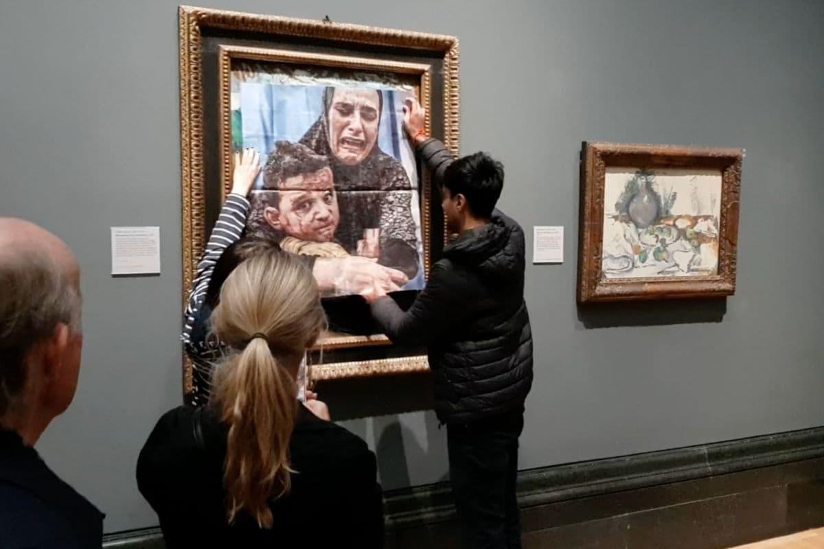 Imagen: Activistas pro Palestina cubren pintura de Picasso con foto de Gaza en Londres