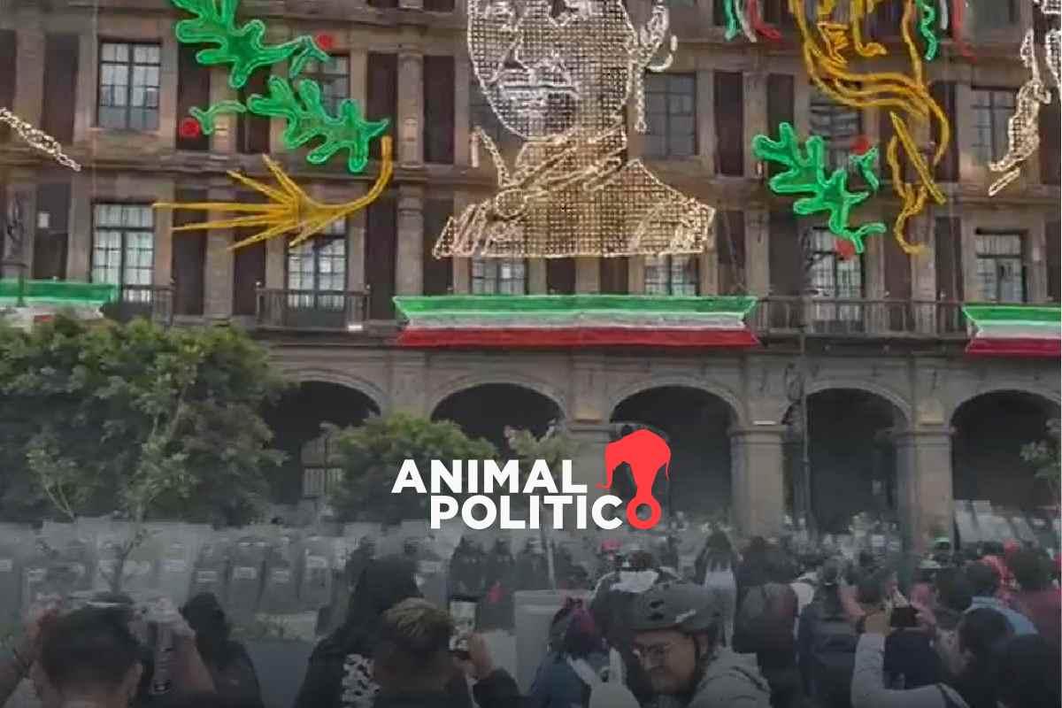 Manifestantes y policías se enfrentan afuera de Palacio de Gobierno de CDMX durante la marcha por el 2 de octubre