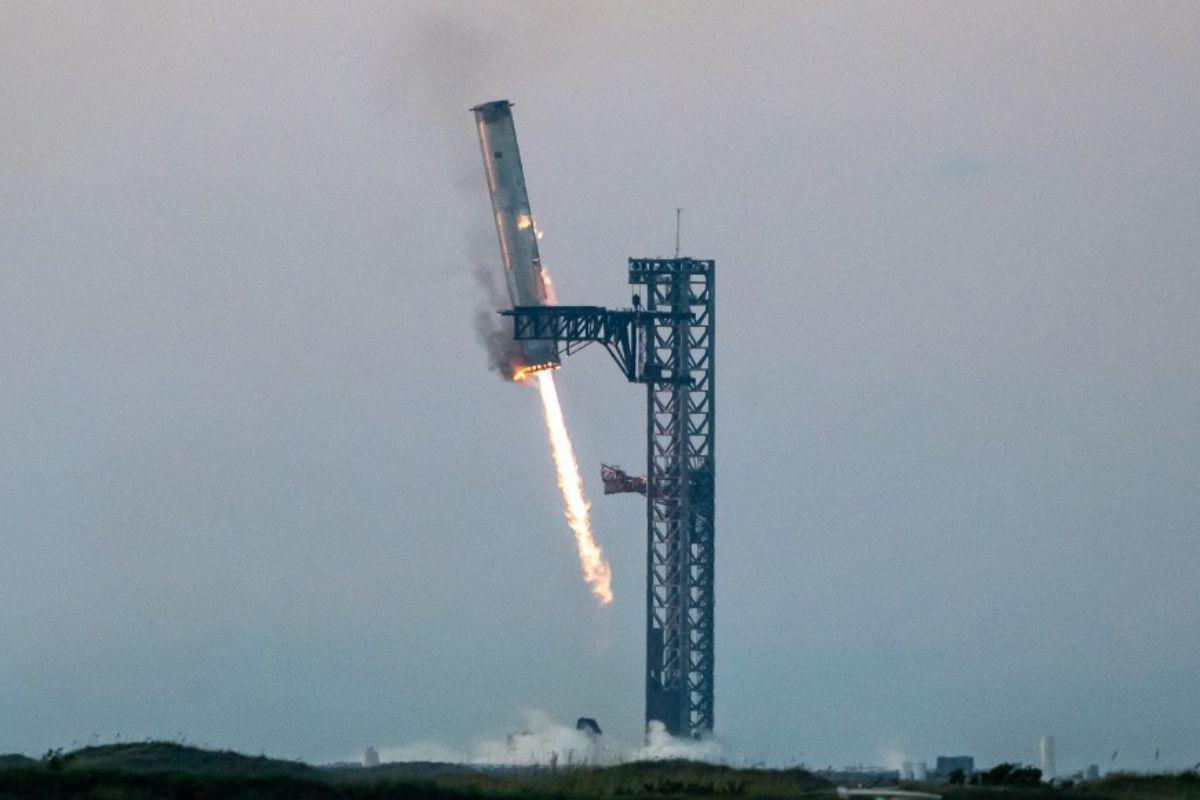 SpaceX logra recuperar en vuelo el propulsor de su megacohete Starship