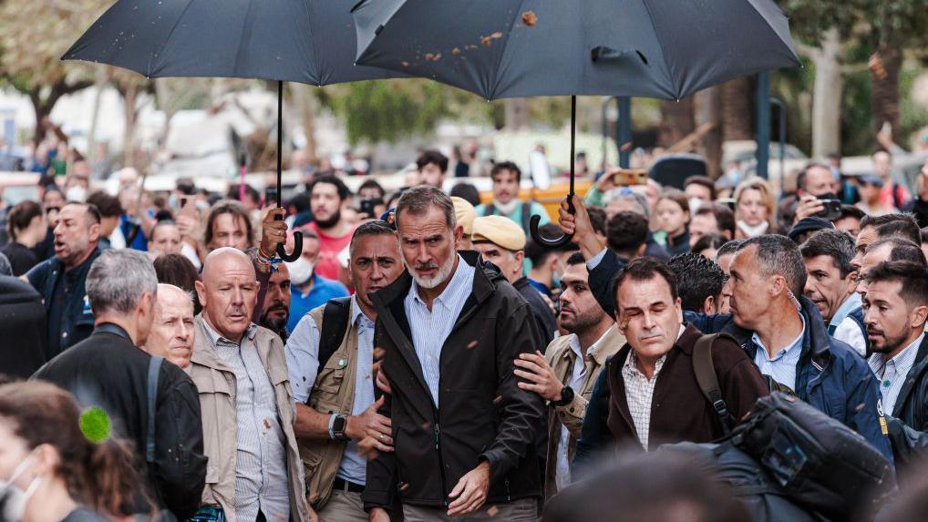 Con grito de "asesinos" y lanzándoles lodo, reciben en Valencia al Rey Felipe VI y al presidente de España