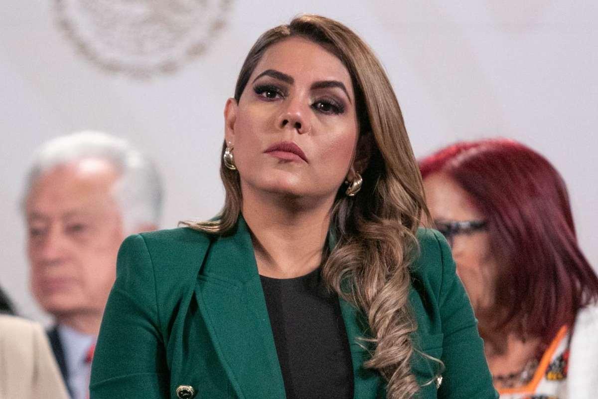 Gobernadora Evelyn Salgado canta en evento, mientras Fiscalía de Guerrero hallaba 11 cuerpos de comerciantes desaparecidos