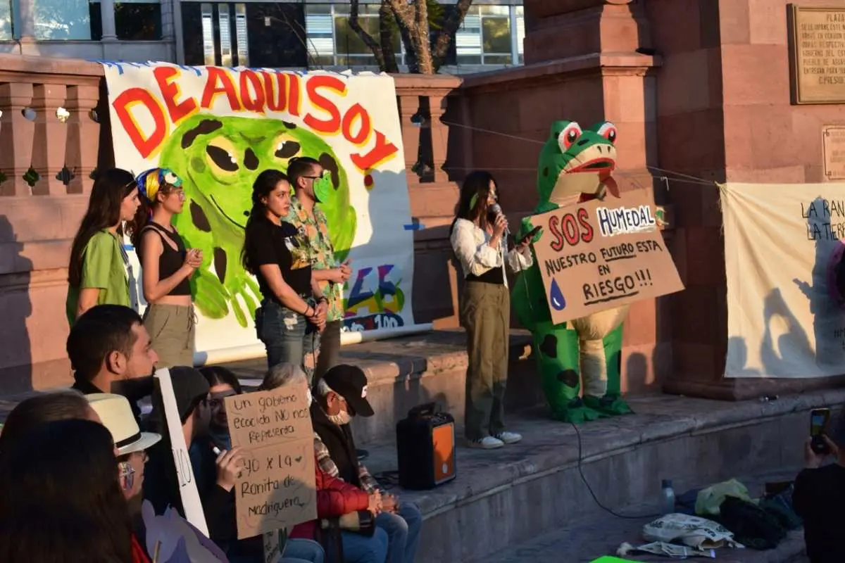 Organizaciones se manifestaron para defender un humedal y la rana madriguera en Aguascalientes