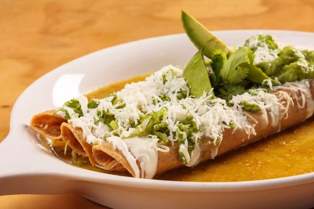 Tacos dorados de pollo en salsa verde especial como los hacía mamá