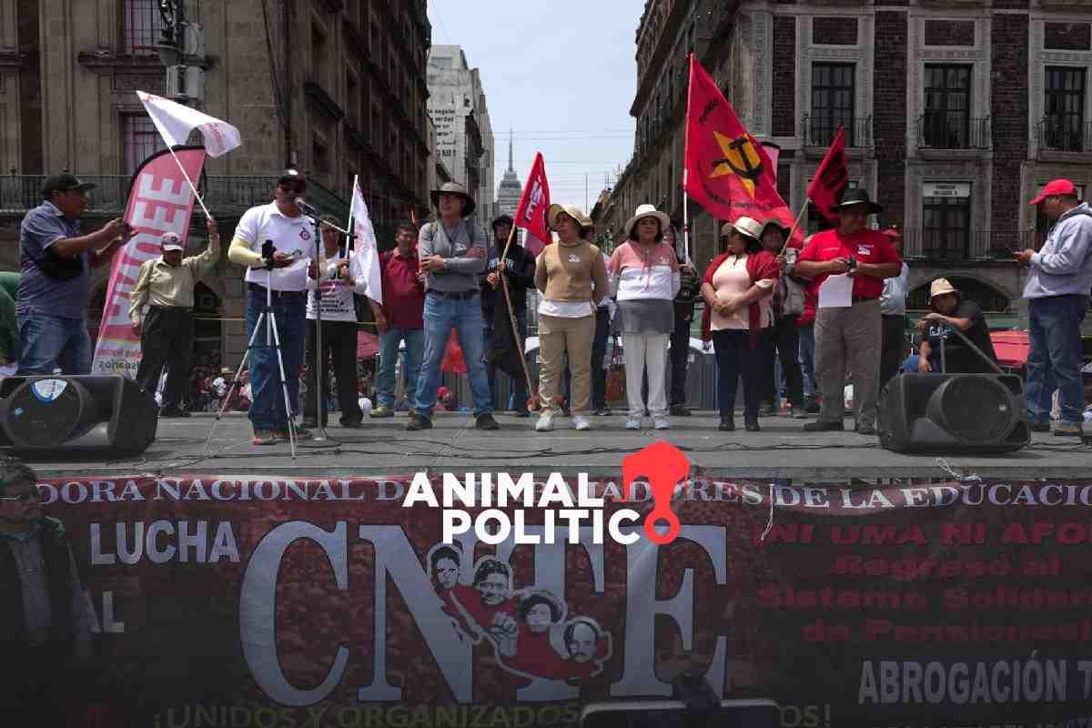 CNTE levanta plantón en el Zócalo, pero amaga con paro indefinido