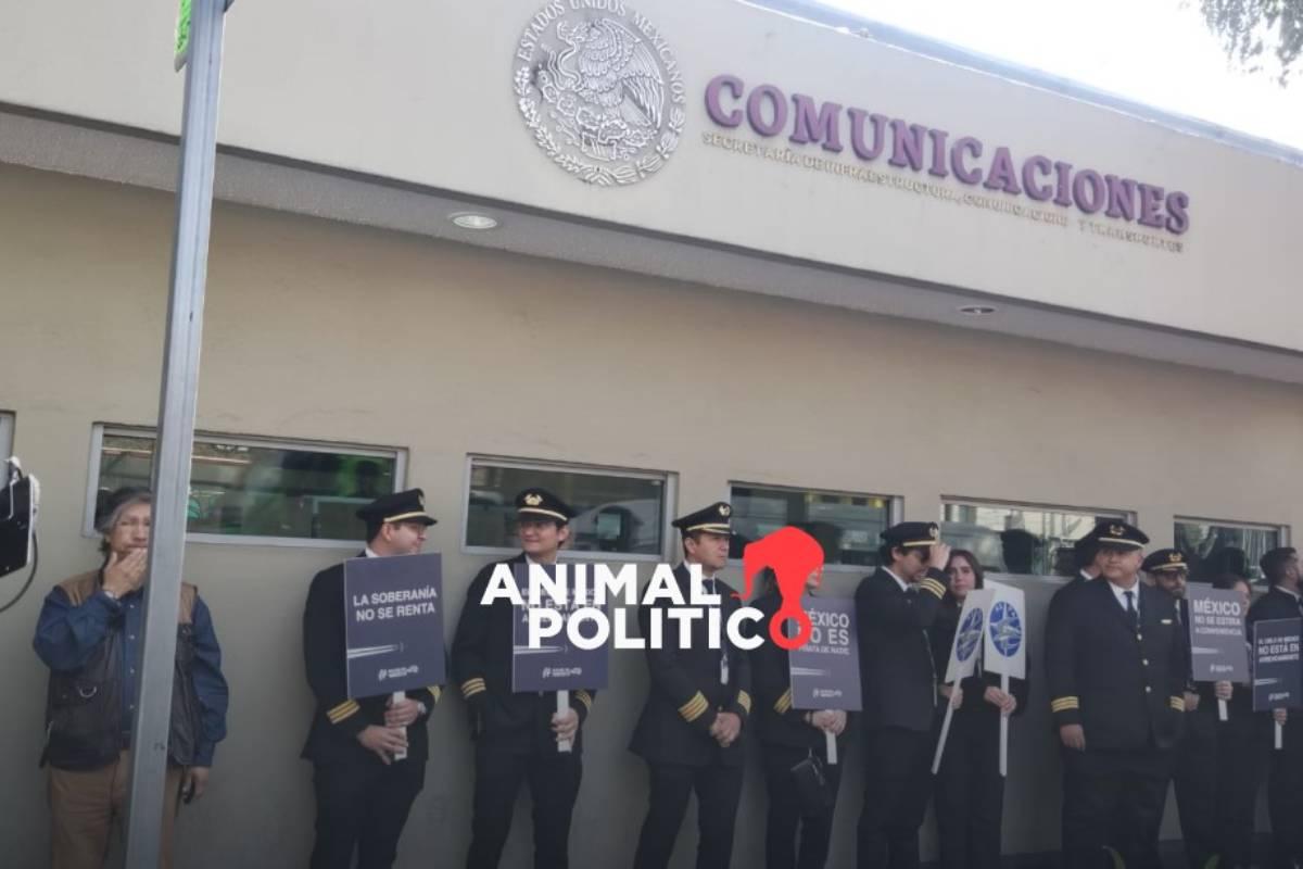 Pilotos protestan contra contratación de tripulaciones extranjeras en aerolíneas mexicanas; SICT instala mesas de negociación
