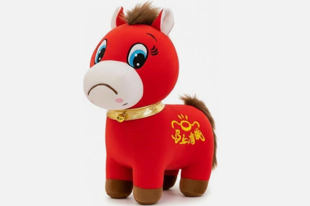 De error de fábrica a fenómeno viral: Crying Horse, el peluche del Año Nuevo Chino