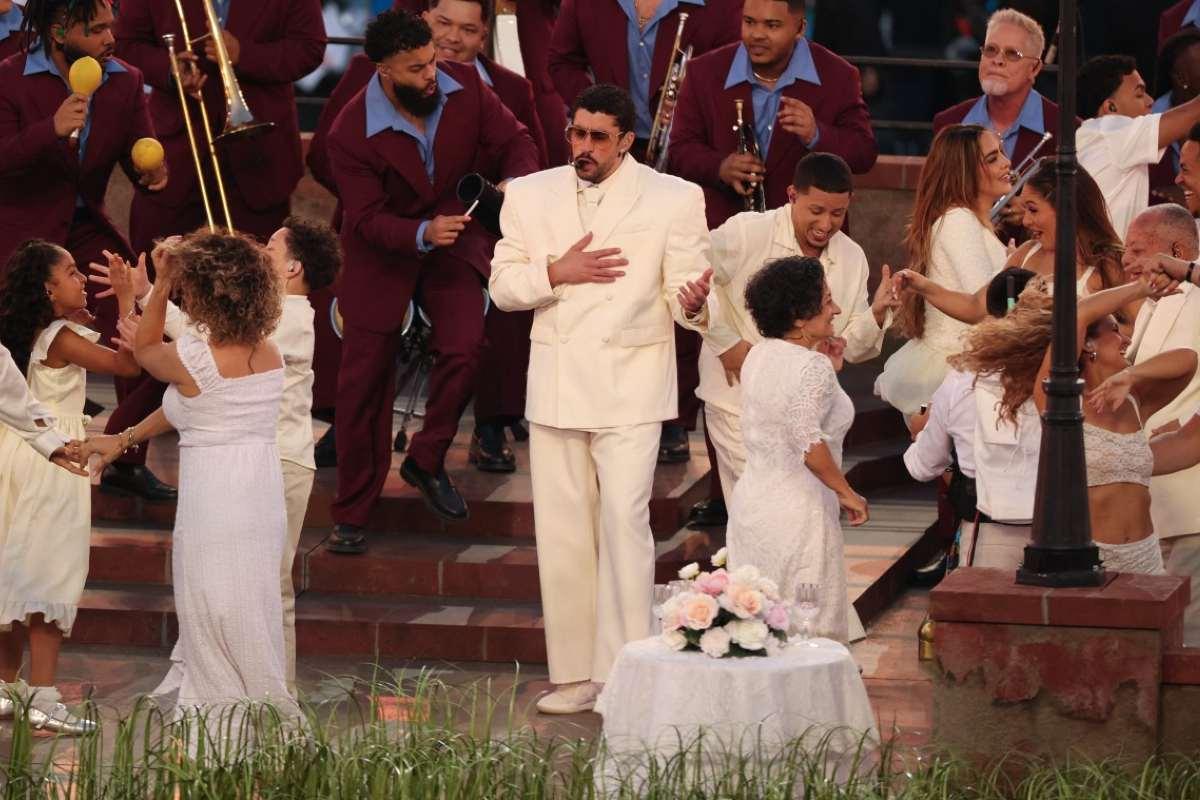 Puestos, banderas y barrio: la escenografía que homenajeó a Latinoamérica en el show de Bad Bunny