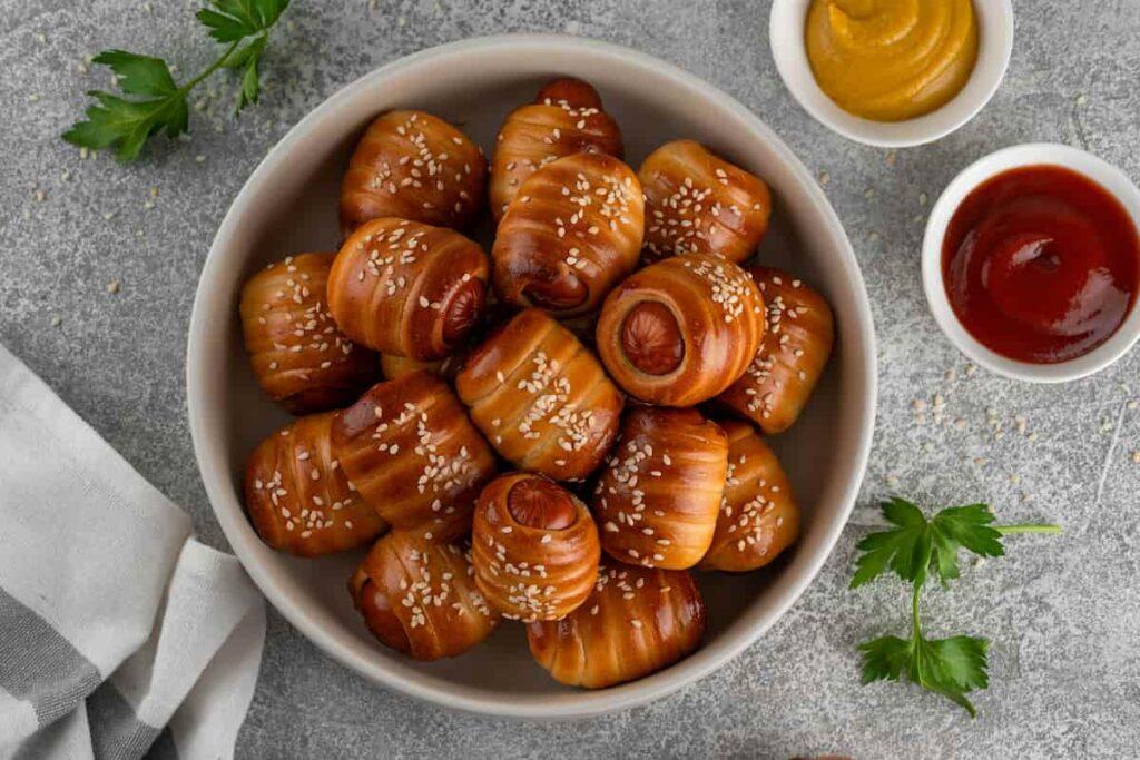 “Pigs in a Blanket” (Salchichas Envueltas): la receta estadounidense perfecta para un Super Bowl diferente