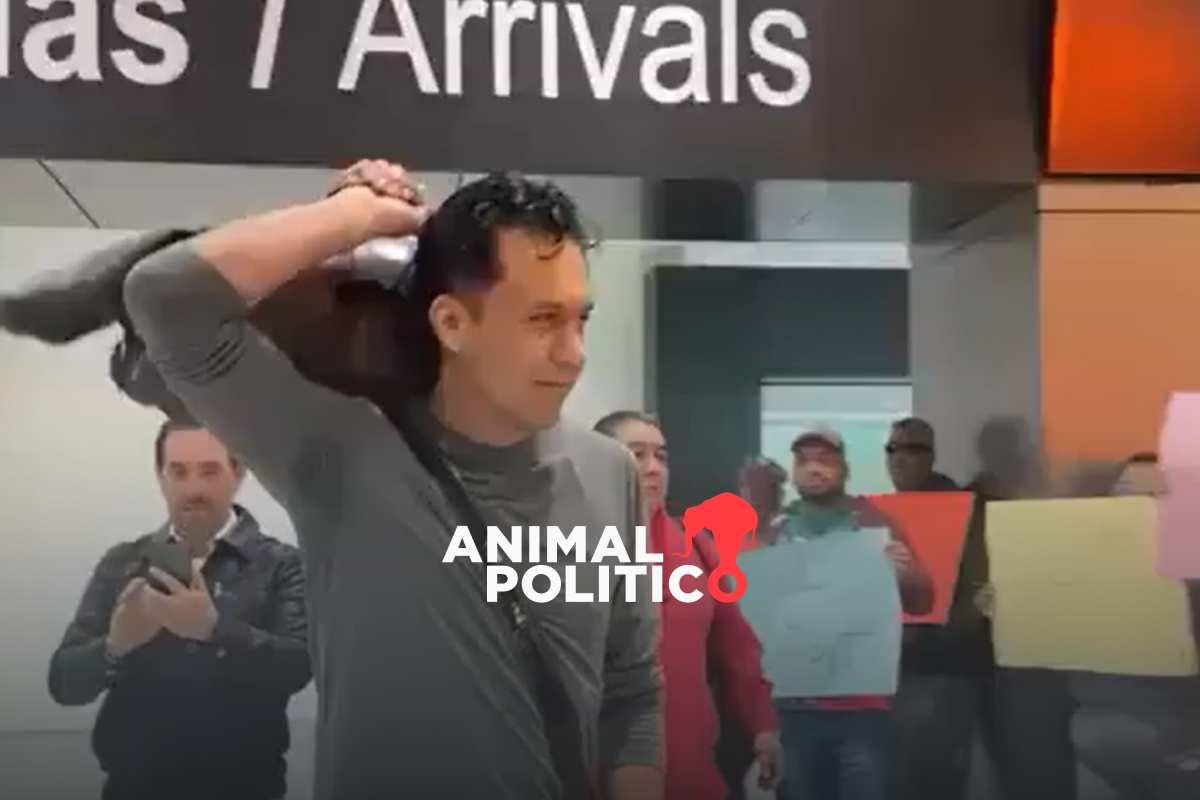 “Los libros no son tuyos”: Marx Arriaga es recibido con protestas en aeropuerto de Chihuahua