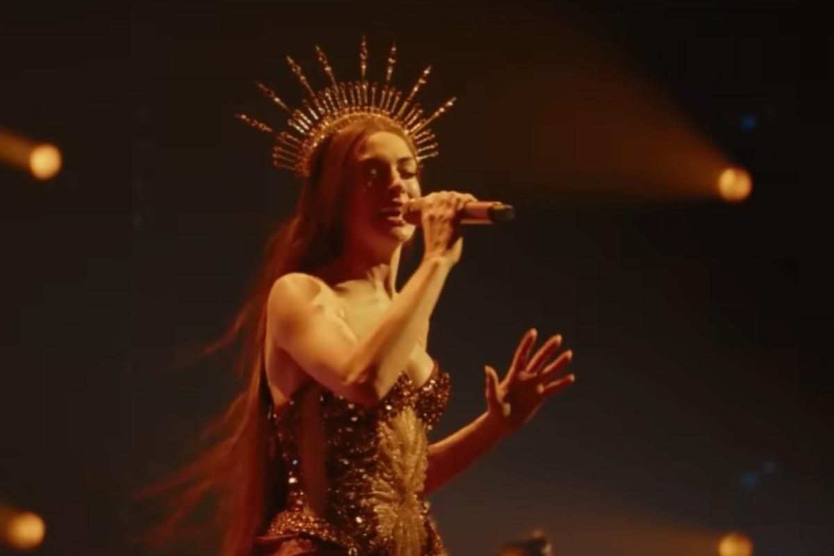 “Burial”: la canción de Anne Hathaway y Charli xcx para “Mother Mary”, la nueva película de A24