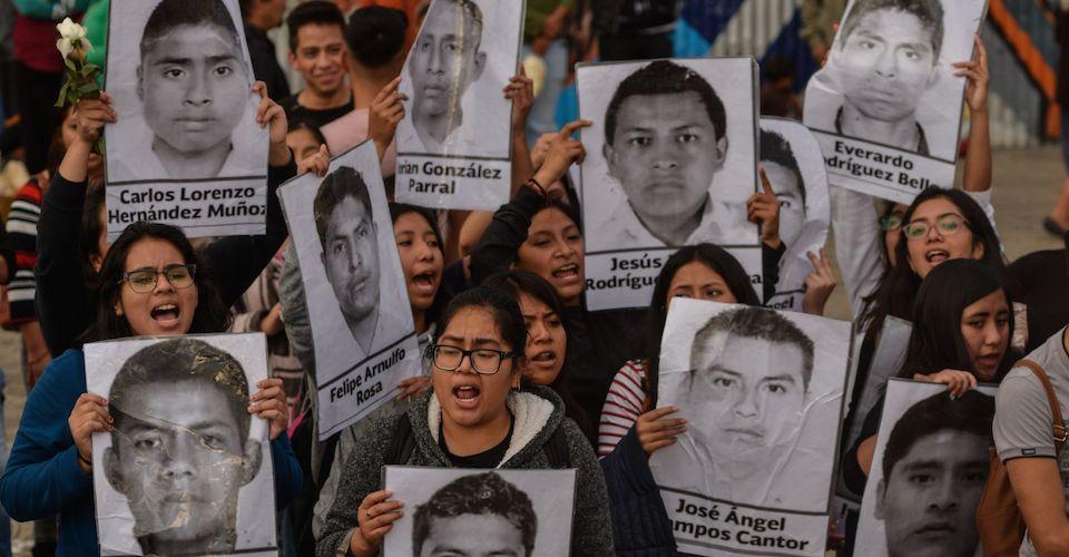 Manifestantes y policías se enfrentan en protesta por caso Ayotzinapa en FGR; hay 11 elementos heridos